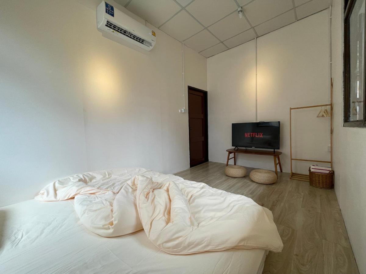 The Ordinary 8 Hostel Szuratthani Kültér fotó