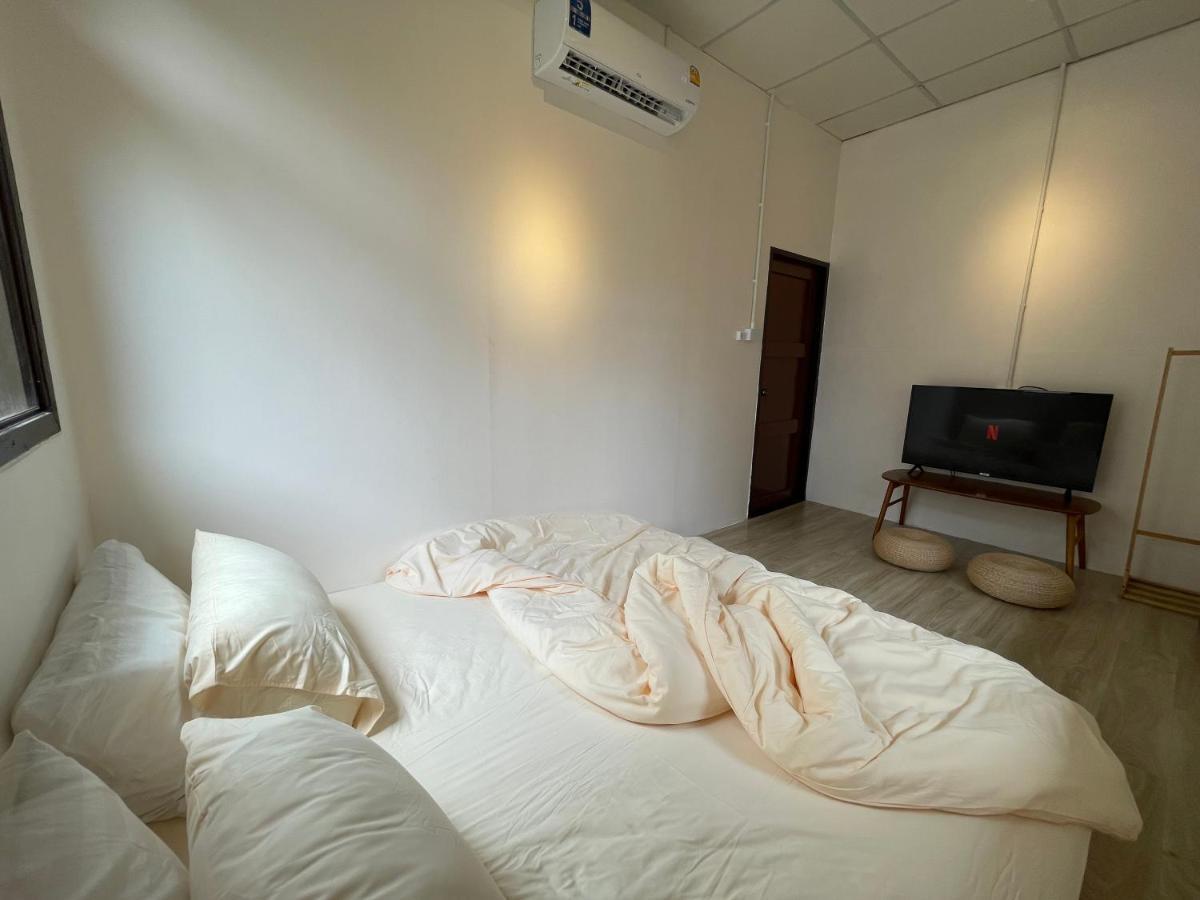 The Ordinary 8 Hostel Szuratthani Kültér fotó